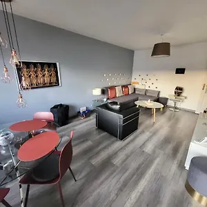 Tichnich - 2 Bedrooms - 1 Min Away From Train Station Apartment